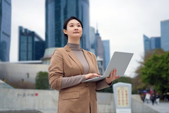 户外职业女性茶歇时用电脑办公