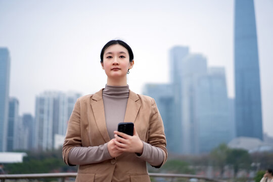 站在户外的职业女性凝视城市景观