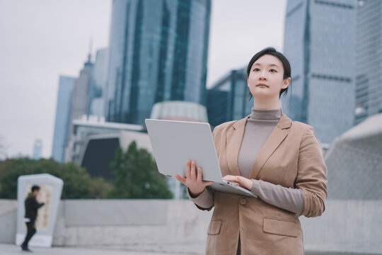 专业人士在办公楼外用电脑办公