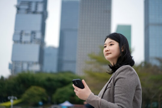 在办公楼外赋权女性凝视城市景观