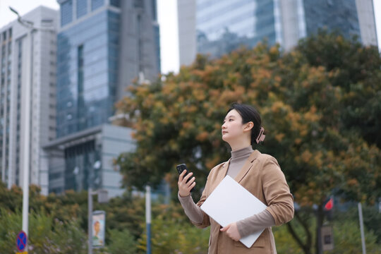 在户外职业女性手持平板行走