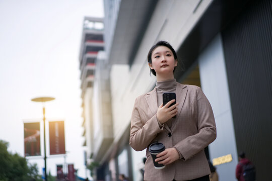 办公室外职业女性喝咖啡茶歇