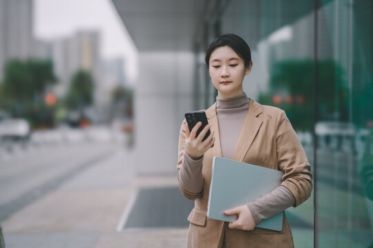 户外街道上职业女性多任务处理