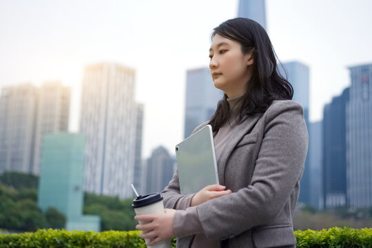 户外茶歇行走的职业女性