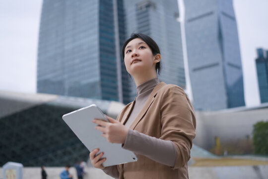 赋权女性在户外用平板移动工作