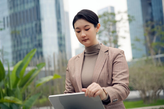 城市街道上赋权女性移动办公