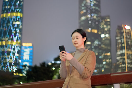 职业女性在城市夜晚游览邮件