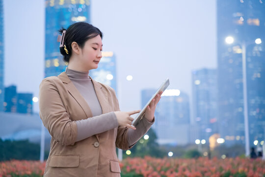 职业女性在城市夜晚查看电子邮件