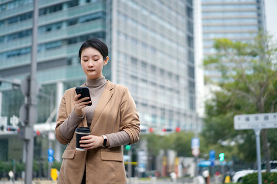 在城市使用智能手机的职业女性