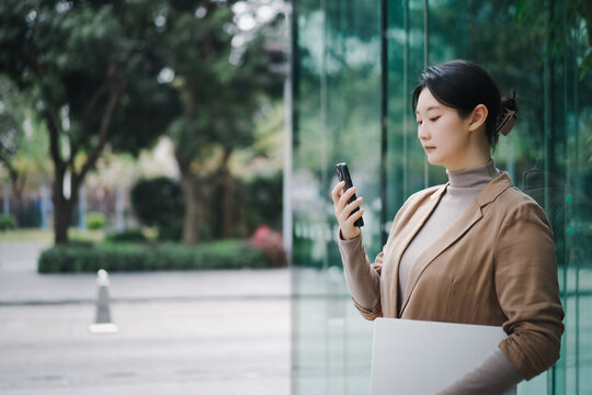 在离开办公室多任务处理的自信女