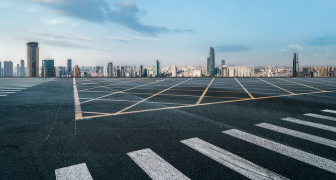 公路地面和房地产背景