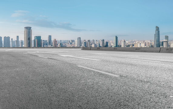 柏油马路与城市风光