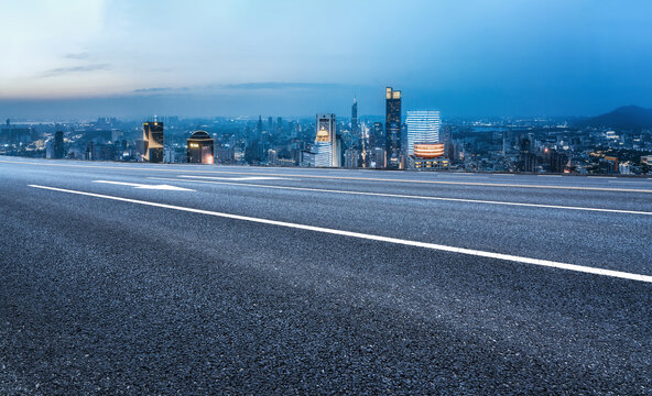 前进的道路与金融区建筑夜景