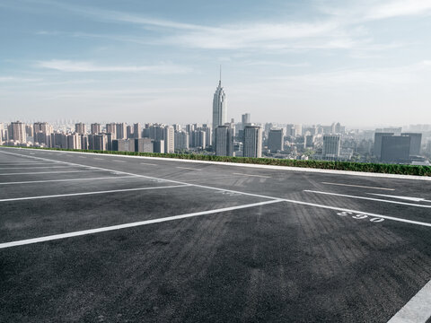 前进的道路与城市天际线