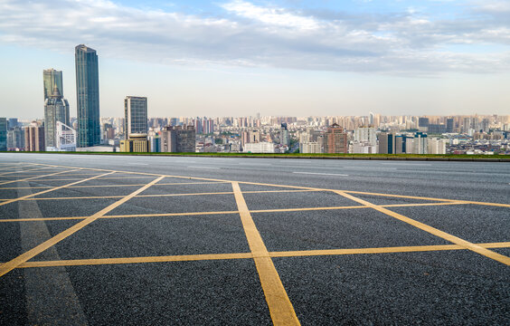 道路地面与金融区建筑