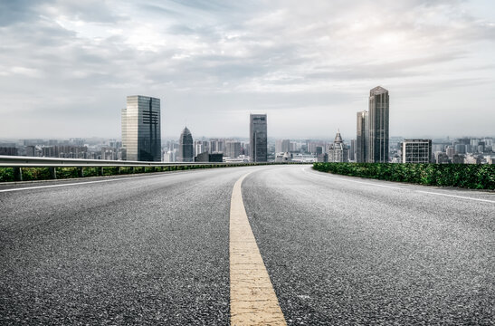 公路弯道与城市风光