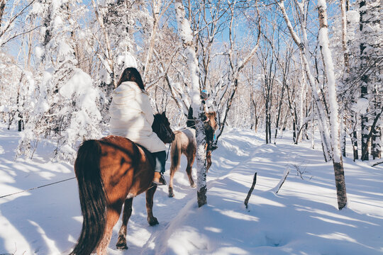 冬季雪景东北旅游骑马老里克湖