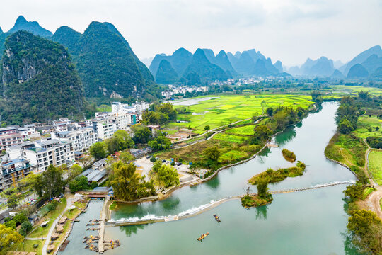 广西阳朔遇龙河景区河畔油菜花开