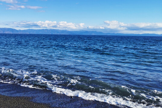 阳光下的日本海滩