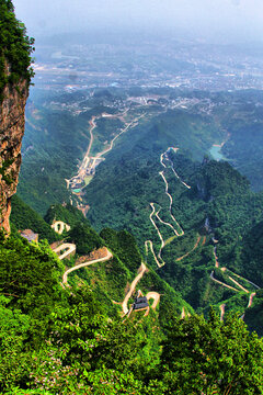 天门山盘山公路悬崖峭壁