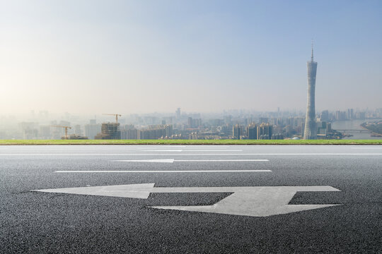 公路行车道与城市天际线