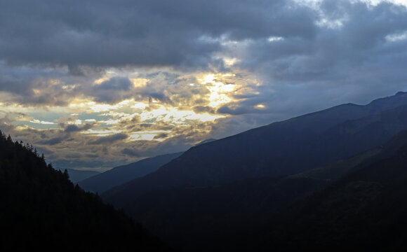 朦胧远山