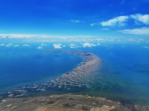 航拍青海湖千湖沙漠