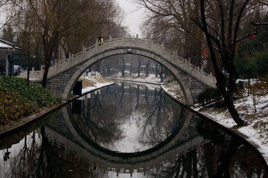 河道上的石拱桥