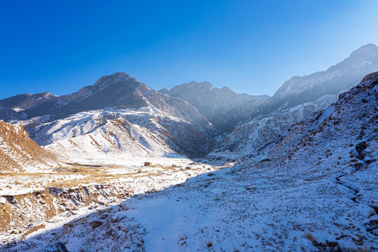 航拍甘肃张掖祁连山雪景