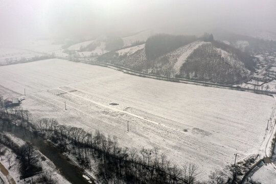 大雪中的田地和小山