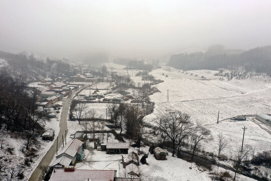 雪后大雾里的村庄