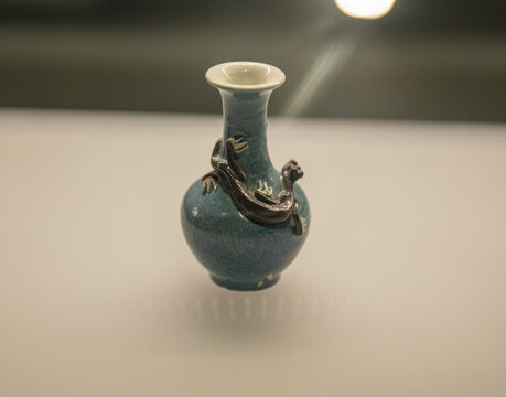 清代洒蓝釉堆塑龙纹瓷瓶