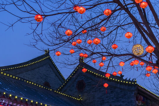 定州崇文街红灯笼与古建筑夜景