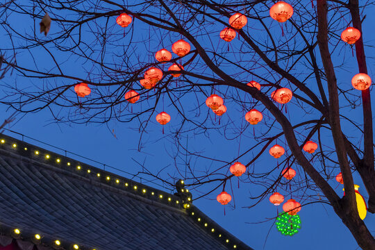 定州崇文街红灯笼与古建筑夜景