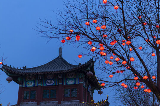 定州崇文街红灯笼与古建筑夜景