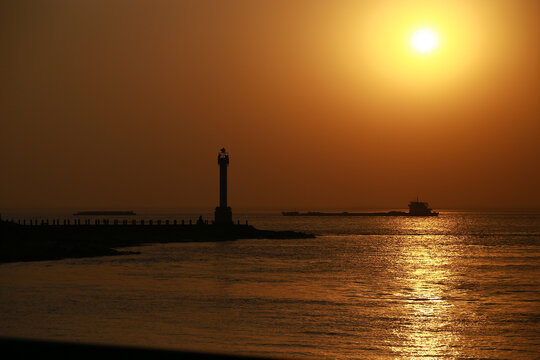 夕阳西下日落海边