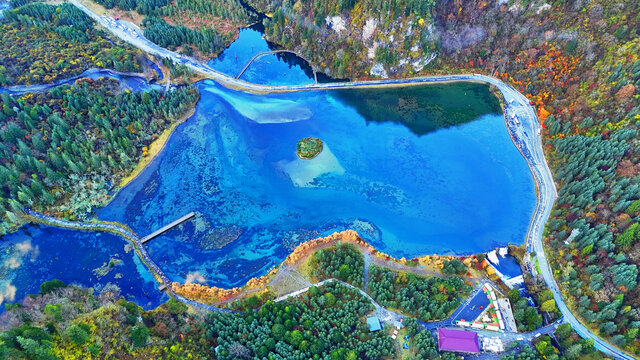 航拍四川阿坝毕棚沟秋景龙王海