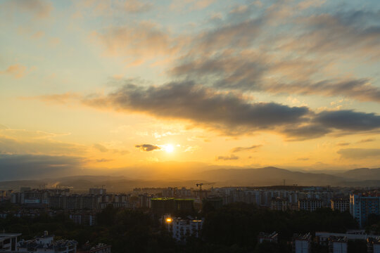 落日夕阳下的景洪市