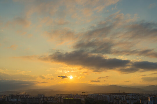 落日夕阳下的景洪市