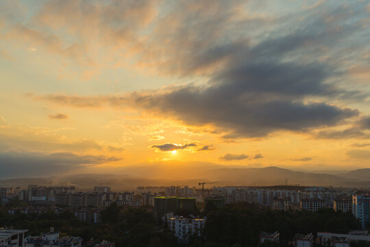 落日夕阳下的景洪市