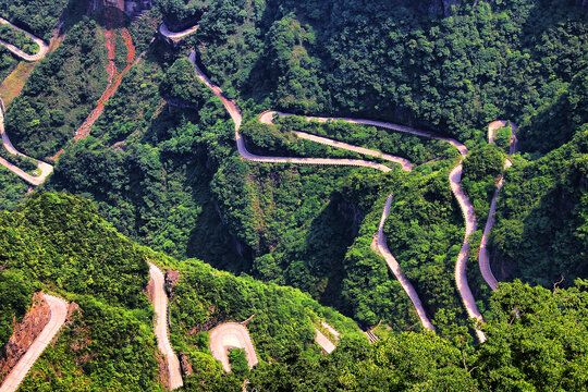 天门山盘山公路奇峰异石崎岖蜿蜒