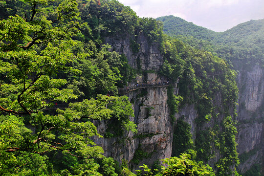 天门山鬼谷栈道险峻山峰