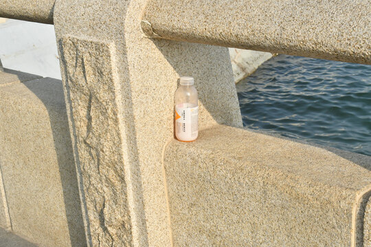 海边喝过的饮料瓶