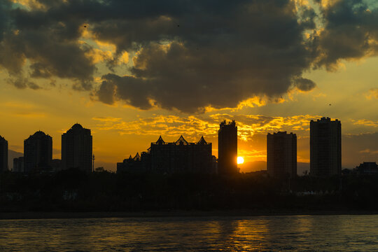 夕阳下的城市轮廓