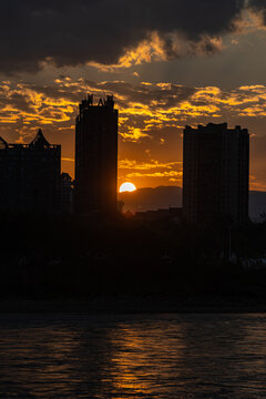 夕阳下的城市轮廓