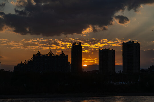 夕阳下的城市轮廓