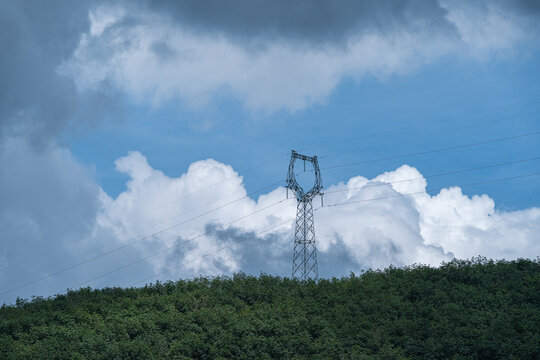 蓝天白云下的电塔