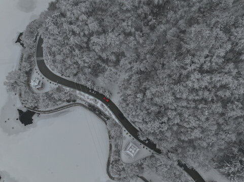 汽车行驶在意境冰雪雾凇河流湖泊