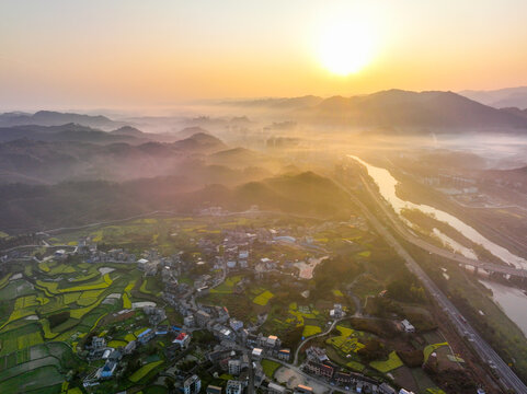 日出下的田园乡村与县城风光