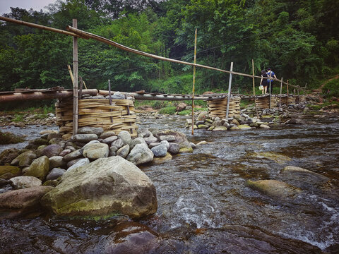 峨嵋山原生态小桥